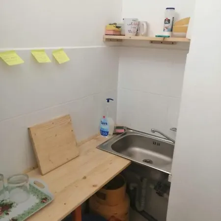 Moss's Economy Apartment *