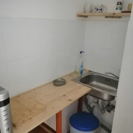 Moss's Economy Apartment *